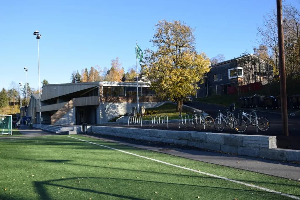 Heming-medlemmer samlet utenfor klubbhuset